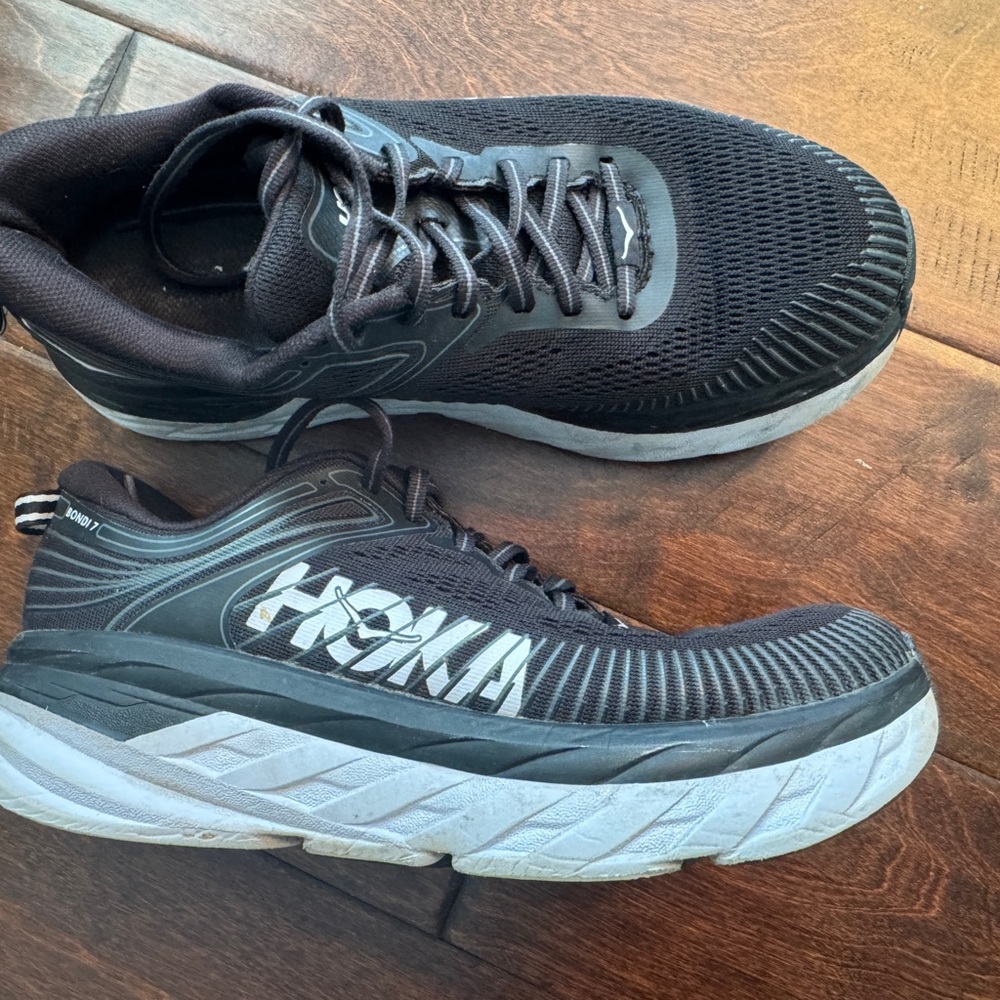 Hoka One One size 8 Women's Bondi 7 Running Shoes